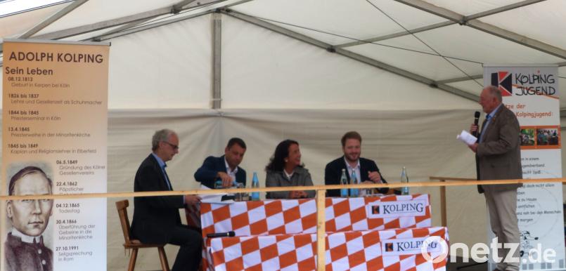 Georg Dürr von Kolping Neumarkt/Kastl (rechts) begrüßt die Teilnehmer der Kastler Podiumsdiskussion (von links) Diakon Markus Weinländer, Uwe Bergmann, Alexandra Sitter und Henner Wasmuth. jp