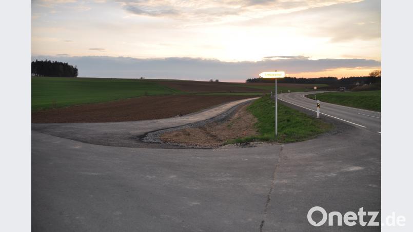 Der Fahrradweg endet an der Straße nach Schlackenhof. ak