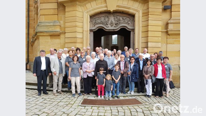 Gruppenbild der Pfreimder mit Pater Bernhard vor der Basilika Vierzehnheiligen. hir