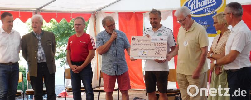 Bürgermeister Johann Graßl (Vierter von links), zweiter Bürgermeister Richard Brunner (rechts) und TSV-Vorstand Robert Becher (Vierter von rechts) übergaben den Scheck an Dr. Hans Brockhard (Dritter von rechts) von der KUNO-Stiftung. Die Sponsoren Alois Bauriedl, Anton Steininger, Hans Herl sowie Frau Plößl von der Rhaner Brauerei (von links) freuten sich über das gute Ergebnis. weu