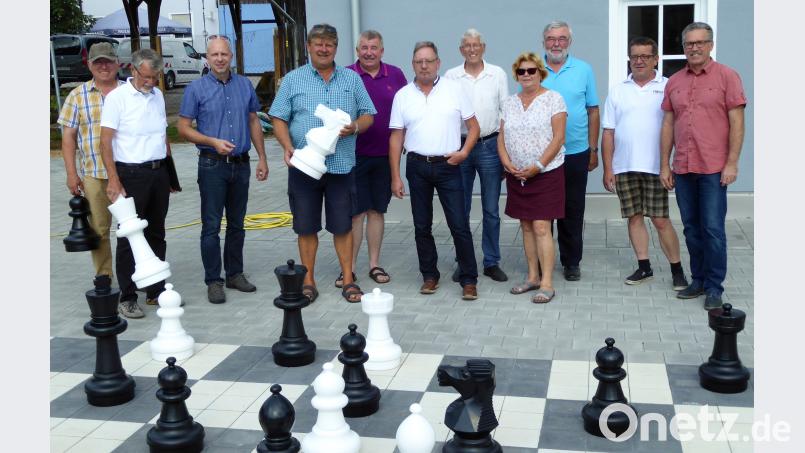 Über die gelungene Ortsverschönerung freuen sich bei der Abnahme der Baumaßnahme (von links) Hans Schieder, Hans Schindler, Michael Feige, Bür- germeister Martin Schregelmann, Uli Danzer, Hans-Georg Schönig, Klaus Hentschke, Renate Müller, Willy Koegst und Rudolf Teichmann. fsb