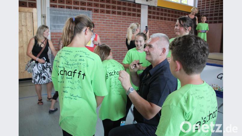 Bürgermeister Uli Roth musste zum Abschluss unzählige Autogramme auf die Abschluss-T-Shirts geben. den