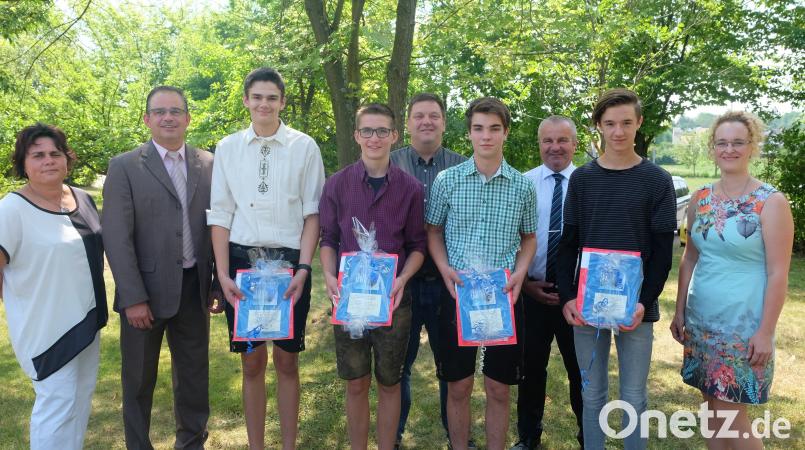 Von den vier Schulbesten beim Qualifizierenden Abschluss an der Mittelschule Schmidgaden 
erreichten (ab Dritter vorne von links) Bastian Obendorfer (1,3) und Stefan Ruidisch (1,3) die Note „Sehr gut“. Fabian Ott (1,7) und Leon Mösbauer (1,8) schafften eine „1“ vor dem Komma. Klassenleiterin Diana Wachtel, Rektor Klaus Ruetz (vorne von links) und Elternbeiratsvorsitzende Andrea Hölzl (rechts) sowie die Bürgermeister (hinten von rechts) Josef Deichl (Schmidgaden) und Christian Ziegler (Fensterbach) sprachen die Glückwünsche aus ohr
