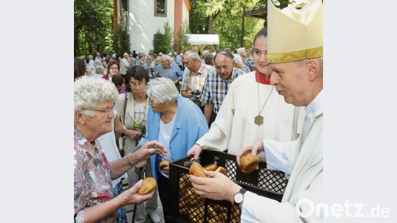 Weihbischof Pappenberger verteilt Anna-Brote an die Besucher des Senioren-Gottesdienstes. Stephan Huber