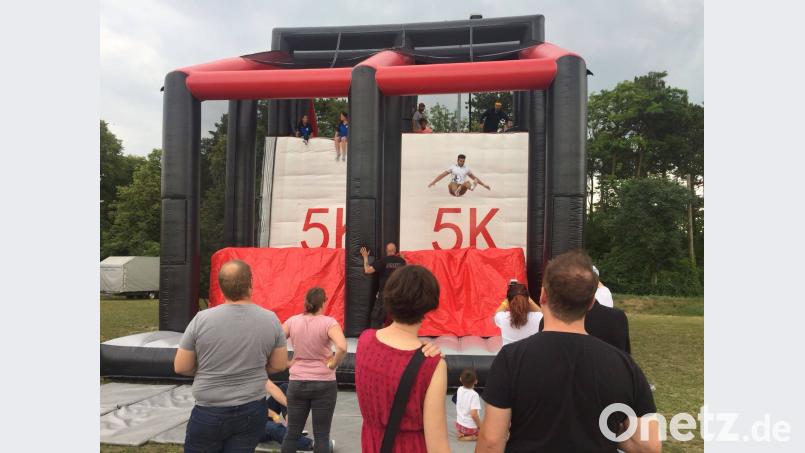 Die angekündigte zehn Meter hohe und 40 Meter lange Rutsche wird nicht aufgebaut. Dafür steht am Wochenende ein Sprungturm wie dieser auf dem Marktplatz. Los geht’s am Samstag um 17 Uhr. thomas.kosarew@oberpfalzmedien.de