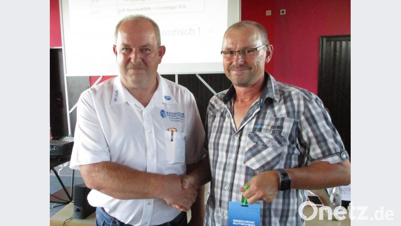 Wolfgang Schötz (rechts) war acht Jahre Kreisjugendleiter und zuvor drei Jahre Gruppen-Jugendleiter und hat in diesen elf Jahren sehr erfolgreich gewirkt. Mit der Umsetzung der neuen Spielform, die zusammen mit den Vereinen entwickelt wurde, verschaffte er dem Spielbetrieb mehr Attraktivität. Klaus Meier dankte seinem Vorgänger mit einem Präsent. bra