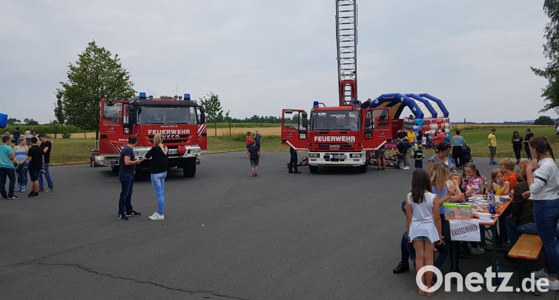 Beim Kinderschminken ist der Andrang groß. Die Drehleiter und das Hilfeleistungslöschfahrzeug sowie die Ausrüstung werden genauer unter die Lupe genommen. Die Feuerwehrhüpfburg ist bei den Kleinsten sehr beliebt. mde