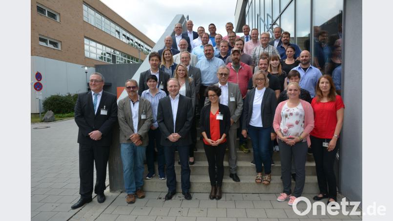 Mit Fortbildung zu neuer beruflicher Qualifikation: Die frischgebackenen Absolventen des Unternehmensprogramms mit Führungskräften und Gratulanten. Bernhard Lott/exb