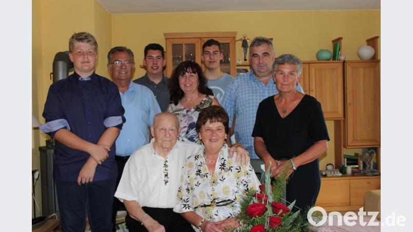 2. Bürgermeister Herbert Lehner (stehend, Zweiter von links) mischt sich unter die Familie, die sich zur diamantenen Hochzeit von Ernst und Erna Merkl (sitzend) versammelt hat. cs