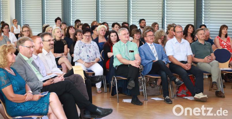 Zahlreiche Ehrengäste waren bei der Abschlussfeier des Berufsbildungszentrums mit dabei: (von links) dritte Bürgermeisterin Sonja Heindl, Leonhard Merkl vom Jobcenter, Pfarrer Christoph Zeh, Pfarrer Martin Besold, Trägervereinsvorsitzender Johannes Reger, Bürgermeister Hans Donko, Trägervereinsvorstandsmitglied Hubert Wojtenek und Landtagsabgeordneter Tobias Reiß. njn