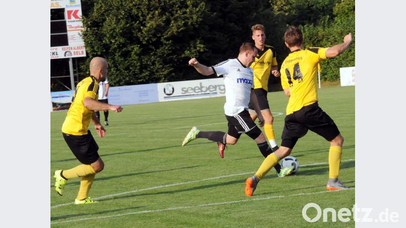 Der SV Poppenreuth gewann an Donnerstag das erste Heimspiel der neuen Saison gegen den SSV Kasendorf mit 3:1. Hier zieht Gästespieler Dominik Schorn (weißes Trikot) vor dem Poppenreuther Spielertrainer Vaclav Peroutka (Nummer 14) ab. heh