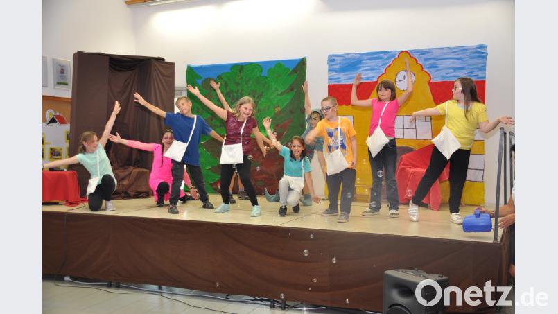 Die Kinder tanzen den Swabado-Blues. ak