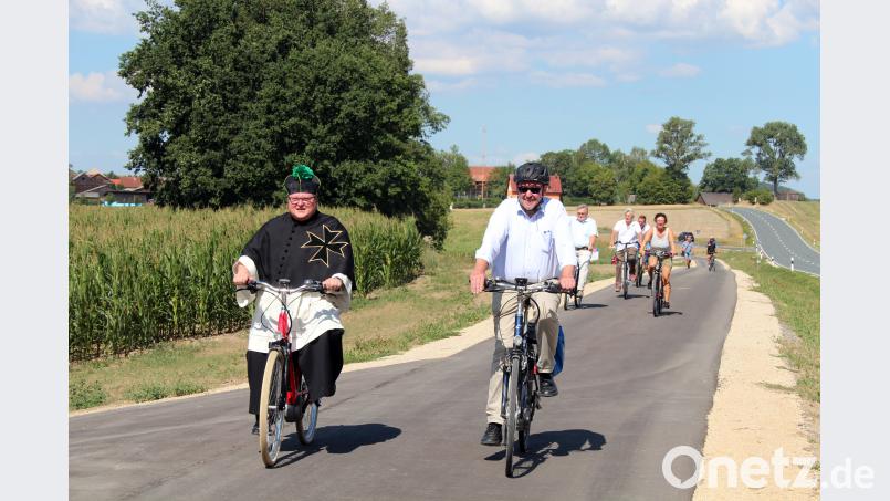 Pfarrer Sven Grillmeier - hier mit dem Speichersdorfer zweiten Bürgermeister Rudi Heier - kommt bereits mit dem Fahrrad zur Eröffnung. stg