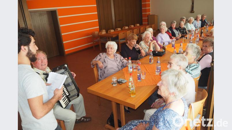 Der Organisator des Seniorenkreises Isa Daoud begrüßt alle Seniorinnen und Helmut Moll übernimmt das musikalische Programm. gz