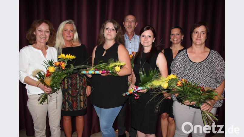 Verabschiedungen gab es an der Mittelschue Waldsassen. Unser Bild zeigt von links Helga Küchler, Schulleiterin Claudia Strobel-Dietrich, Annika Heisig, Kurt Fürst, Elisabeth Meyer, Konrektorin Petra Burger und Elke Burger. kro