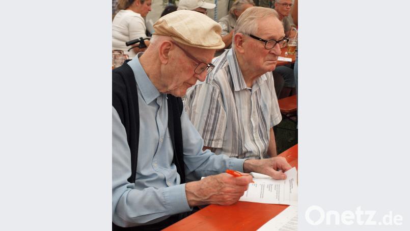 Konzentriert wurden die Quiz-Fragebogen ausgefüllt. sön