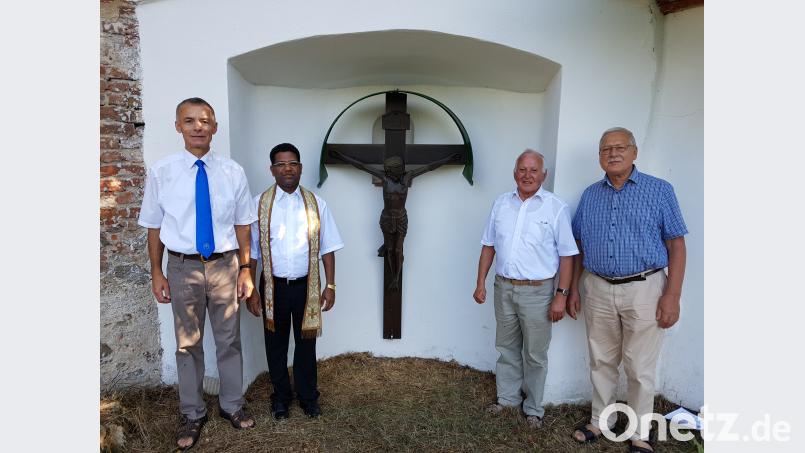 Die „Retter“ des Holzkreuzes (von links): Präfekt Alois Kleierl, Pfarrer Georg Parampilthadathil , Kirchenpfleger Karl Hirmer und Christoph Schnabel nach der Segnung. Bild: hir