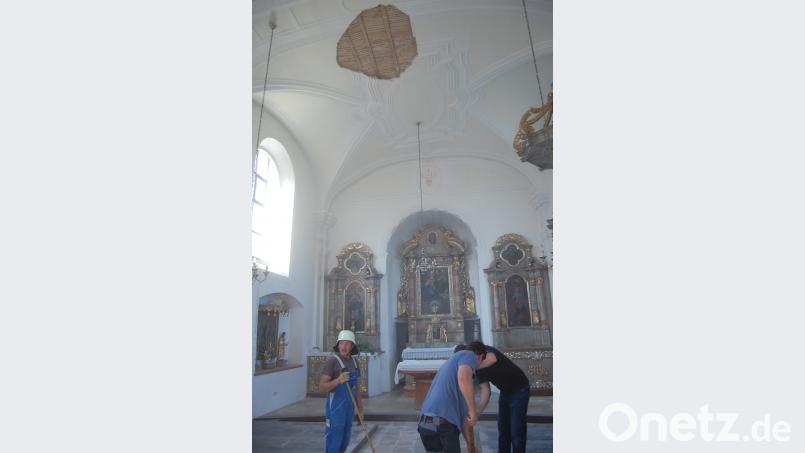 Ein zwei bis drei Quadratmeter großes Stück Verputz ist im April von der Decke der St. Barbara-Kirche herabgestürzt. Nun beginnen die Restaurierungsarbeiten. grm