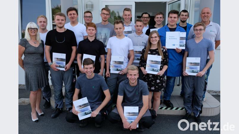 Viel Lob, Prämien und ein Grillfest: Das ist die Belohnung für die Rogers-Azubis angesichts ihrer tollen Zeugnisse. Unser Bild zeigt den erfolgreichen Nachwuchs unter anderem mit Personalleiterin Anette Enders (links) und Ausbildungschef Johannes Beierl (rechts). do