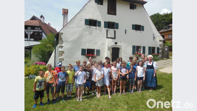 Die Kastler Grundschüler vor dem Heimatmuseum von Anna Maria Weiß. exb
