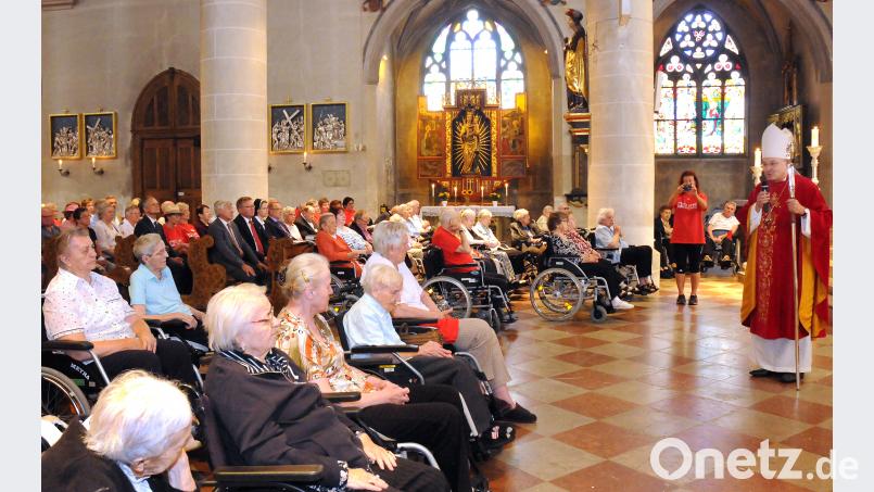 Bischof Rudolf Voderholzer bei der Predigt in der Basilika St. Martin. Die Heimbewohner und Ehrengäste lauschen interessiert. Stephan Huber