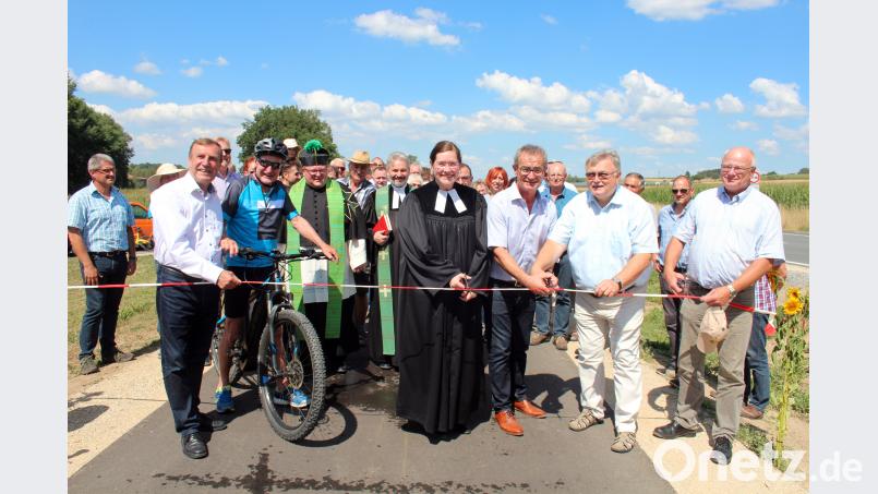 Das Band schneiden unter anderem die beiden Bürgermeister Manfred Porsch (Zweiter von rechts) und Werner Nickl (Dritter von rechts) mit Henner Wasmuth (rechts) vom Staatlichen Baumt durch. stg