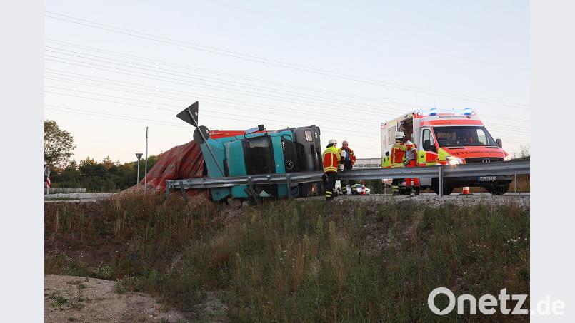 Ein Lastwagen hat bei einem Unfall bei Neumarkt Hackschnitzel verloren. Jürgen Masching