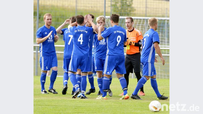 Endlich einmal wieder konnten sich die Raigeringer über Punkte freuen. Nach einer trostlosen Saison in der Landesliga starteten die Panduren mit einem Sieg in die neue Bezirksliga-Runde. Jetzt steht das erste Heimspiel auf dem Programm – und da geht es gleich richtig zur Sache: Zu Gast ist der SV Inter Bergsteig Amberg.
Die Spieler des SV Raigering klatschen sich vor dem Anpfiff gegenseitig ab Hubert Ziegler