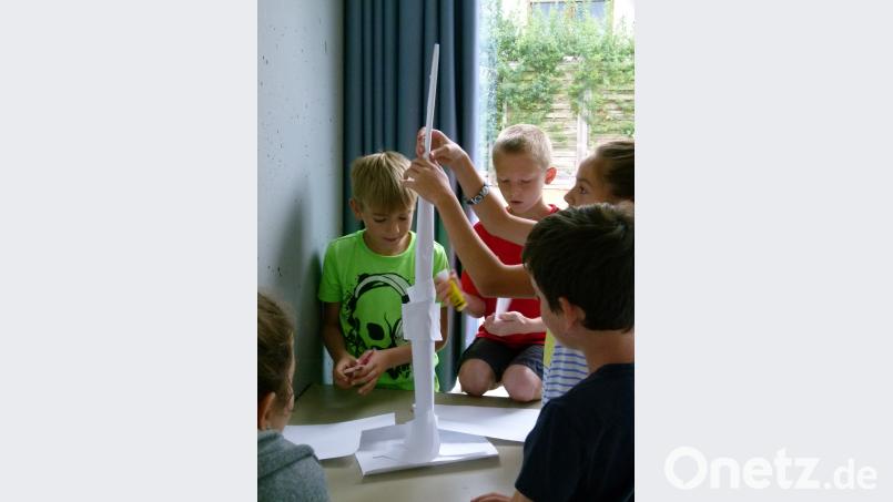 Sie haben schnell den richtigen Dreh raus: Bei einer Aufgabe zur Bildung von Gemeinschaftsgefühl stellen die künftigen Fünftklässler aus Papierrollen einen Turm ähnlich des Empire-State-Building her. rn