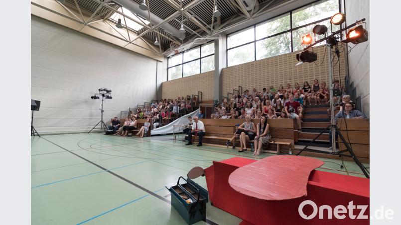 Das Publikum verfolgt die spannende Reise vom Kleinen Prinzen in der Turnhalle des Gymansiums. dtr