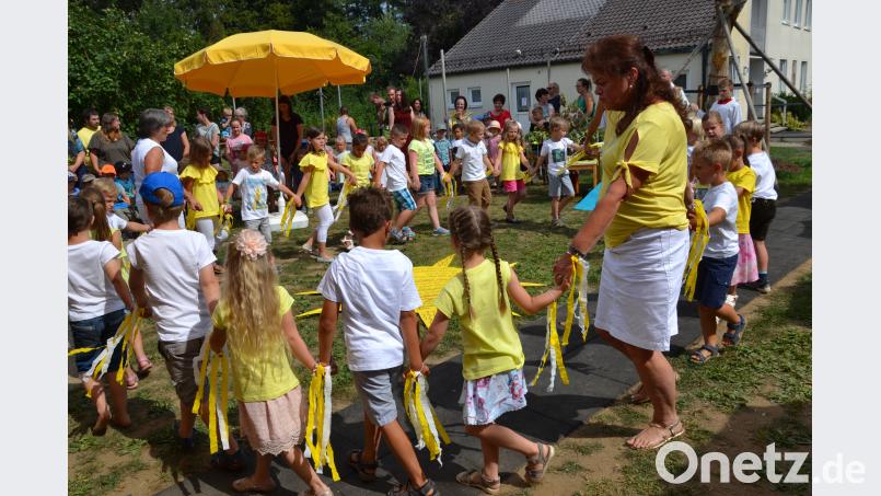 Die Vorschulkinder setzten das Evangelium von der kostbaren Perle und dem Schatz im Acker mit einem Puzzle und einem Tanz beim Sommerfest um. gi