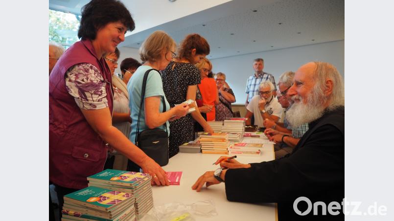 Pater Anselm Grün signiert gerne einige Bücher der Besucher. krb