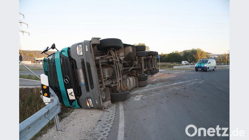 Ein Lastwagen hat bei einem Unfall bei Neumarkt Hackschnitzel verloren. Jürgen Masching