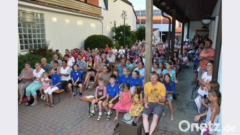 Ein erfreutes Publikum klatscht oft im Takt hellauf begeistert mit. fjo