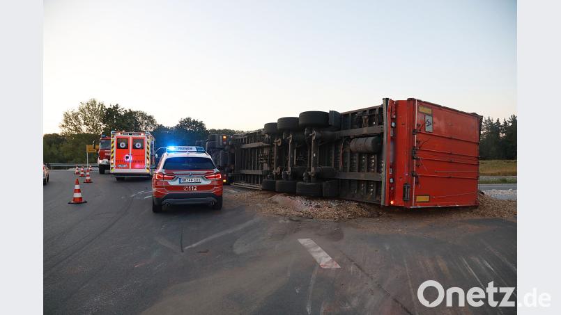 Ein Lastwagen ist bei Neumarkt umgekippt und hat eine Ladung Hackschnitzel verloren. Jürgen Masching