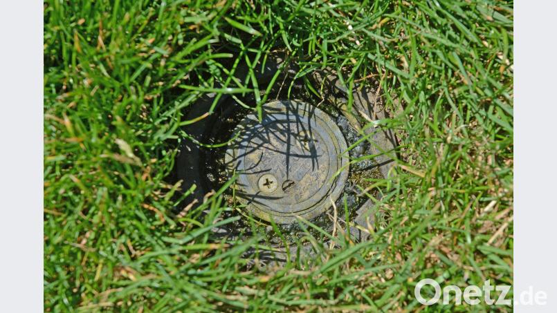 450 solcher Regner sind auf dem Gelände des Golfplatzes in Schwanhof verteilt. Computertechnik setzt die Beregnung in Gang. Gabi Schönberger
