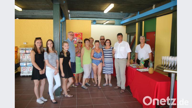 Edgar Knobloch tauschte sich mit den Jahreskartenbesitzern über die Geschehnisse im Waldbad aus sne