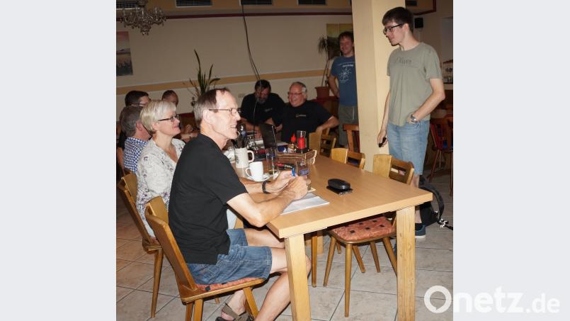 Beim Juli-Stammtisch berichtete Thomas Zimmermann vom Sternwartentreffen in Zollern-Alb von der „größten astronomischen Vereinigung der Sternfreunde“. Der Vorsitzende Johann Köppl (vorne, links) dankte ihm für den Vortrag. weu