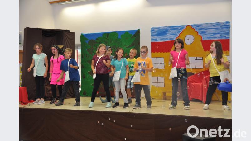 Die Kinder tanzen den Swabado-Blues. ak