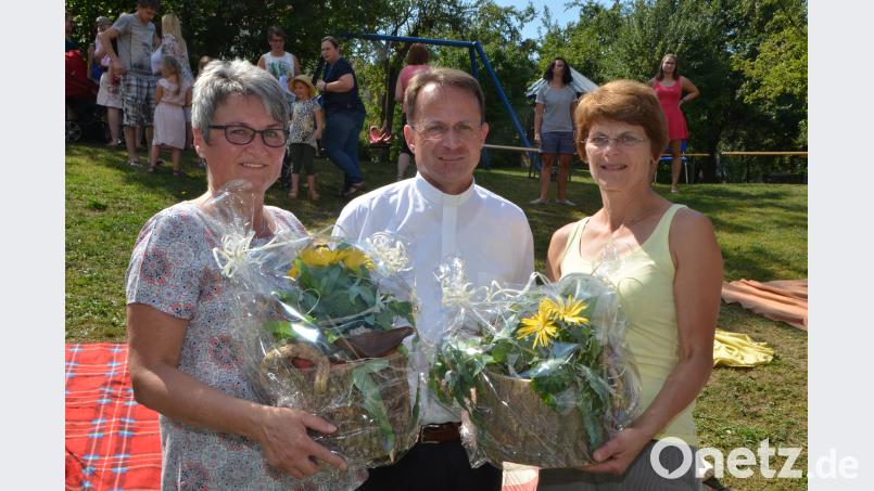 Dekan Alexander Hösl (Mitte) dankte der Leiterin der Kindertagesstätte, Luise Dietl (links), und Kinderpflegerin Gabriele Kreuzer (rechts) für 30 und 20 Jahre im Team der Einrichtung. dob