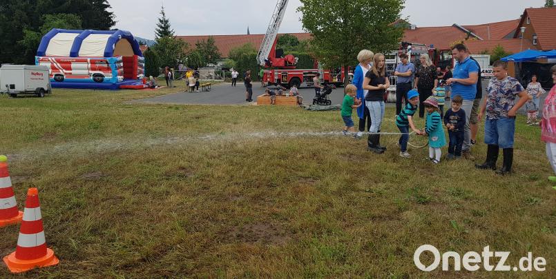 Beim Zielspritzen mit dem D-Strahlrohr auf Pylonen ist Geschicklichkeit gefragt. Viele Kinder lassen sich Schminken. mde