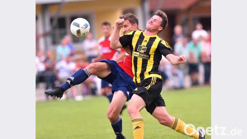 Die SV Grafenwöhr zeigte beim 2:1-Sieg in Kulmain vor allem in Halbzeit eins eine starke Leistung. Die Offensivspieler wie Dominik Zawal (rechts) waren von der Kulmainer Abwehr um Florian Greger (links) kaum zu bremsen. Alfred Schwarzmeier
