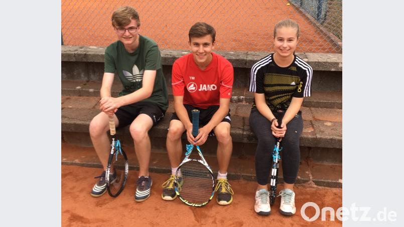 Tim Mirus (Mitte) sammelte die meisten Schleiferl beim Schleiferlturnier der TV-Tennisabteilung. Sarah Striegl (rechts) und Simon Bücherl (links) waren ihm dicht auf den Fersen. dob