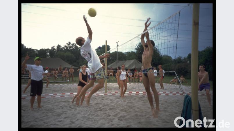 Waldbad-Cup 1995: Damals spielen die Sportler auf nur zwei Feldern und mit einfachen Mitteln, doch seitdem ist viel passiert. sne