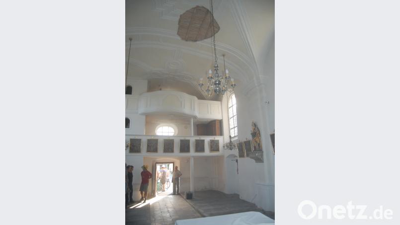 Ein zwei bis drei Quadratmeter großes Stück Verputz ist im April von der Decke der St. Barbara-Kirche herabgestürzt. Nun beginnen die Restaurierungsarbeiten. grm
