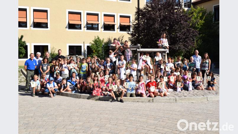 Nur strahlende Gesichter gab es bei der Siegerehrung der Waldjugenspiele. Die Grundschule Nabburg belegte der ersten Platz vor Pfreimd und Neunburg. Es gratulierten (von links) Förster Fritz Reichert, Lehrer Martin Fuchs, Forstpatin Yvonne Wolfrum und Forstpate Michael Forster, rechts Lehrer Michael Eichinger und Lehrerin Julia Eibner. Bild: bnr