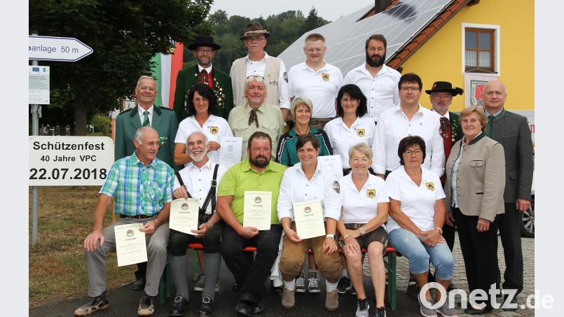 Das Jubiläum bot dem Vorderlader- und Pistolenclub einen Anlass, treue Mitglieder zu ehren. Schirmherr Walter Schauer, OSB-Präsidentin Herta Zeiler und Schützenmeister Ludwig Dirscherl (von rechts) sowie Gauschützenmeister Manfred Muck (links stehend) gratulierten. dl