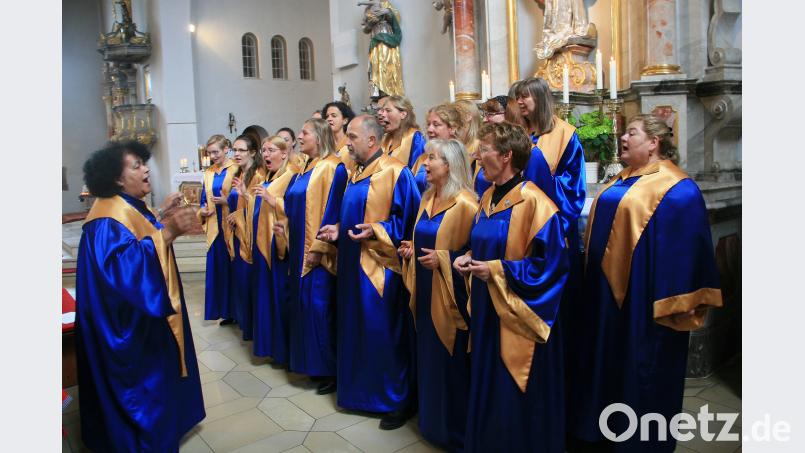 Der Gospelchor „Hope and Joy“ begeisterte mit schönen Stimmen, Gestik und frohen Liedern. Geleitet wird die Singgemeinschaft von Remona Fink. wro