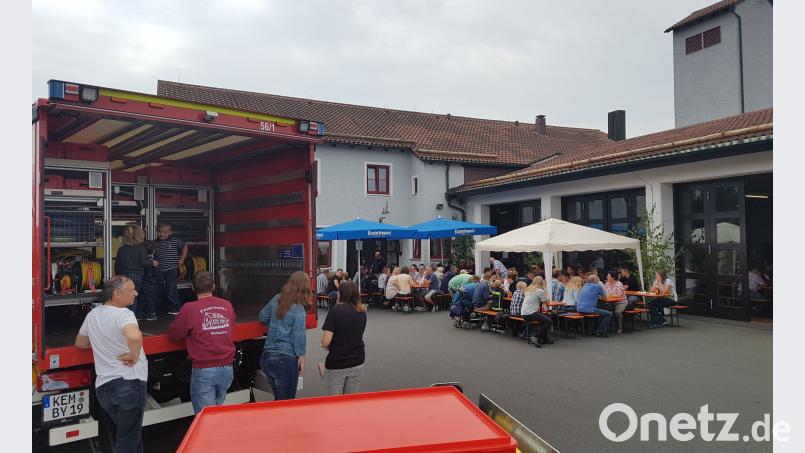 Das neue Einsatzfahrzeug der Kemnather Wehr, der Versorgungs-LKW mit Hochwasserausrüstung wird Interessierten vorgestellt. mde