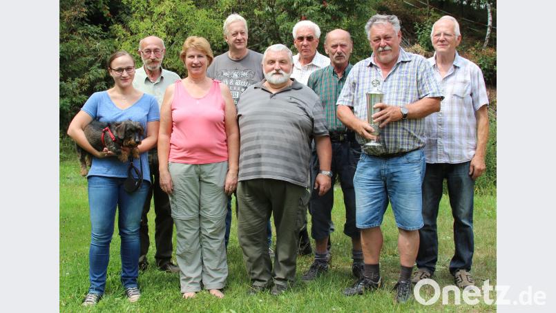 Vorsitzender Bernd Körner (rechts) kürte seine treffsicheren Schützen: Mareike Bayer, Max Bayer, Anneliese Laubert, Hubert Bauer, Hermann Laubert, Peter Plattner, Konrad Wolfrum, Alois Wolfrum und Vorsitzender Bernd Körner (von links). heb